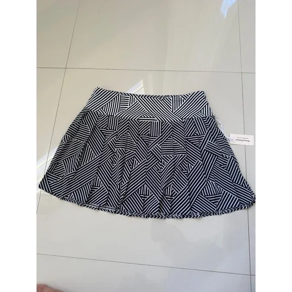 Tommy Bahama Everyday Active Skort Navy White Geometric Stripe Pleated XS NEW - Picture 2 of 7